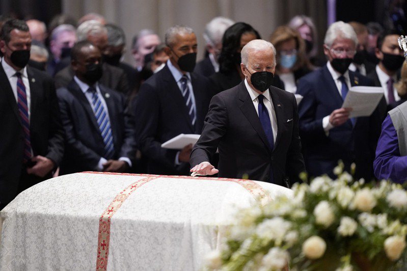 前国务卿欧布莱特的葬礼27日在华府国家大教堂举行，拜登总统、前总统欧巴马、柯林顿出席致哀。(美联社)(photo:UDN)
