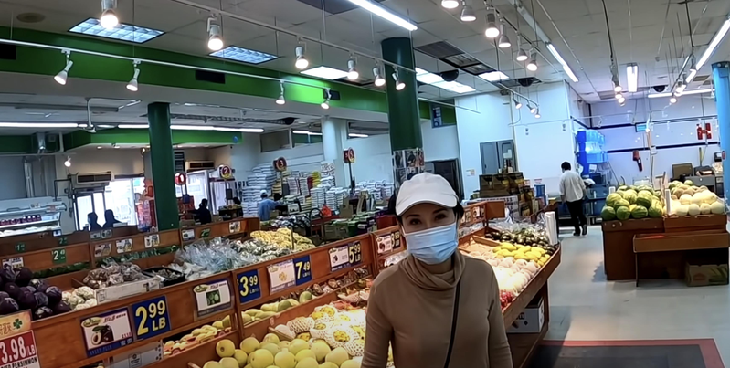 张杰克所拍叶玉卿在重新开业的超市帮忙。(取自张杰克视频)(photo:UDN)