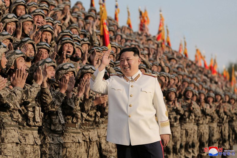 北韓領導人金正恩27日視察軍隊。（路透）