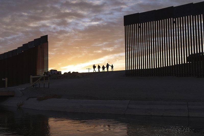 边界围墙虽然加高，但无证移民会利用其中漏洞，趁机进入美国。(美联社)(photo:UDN)