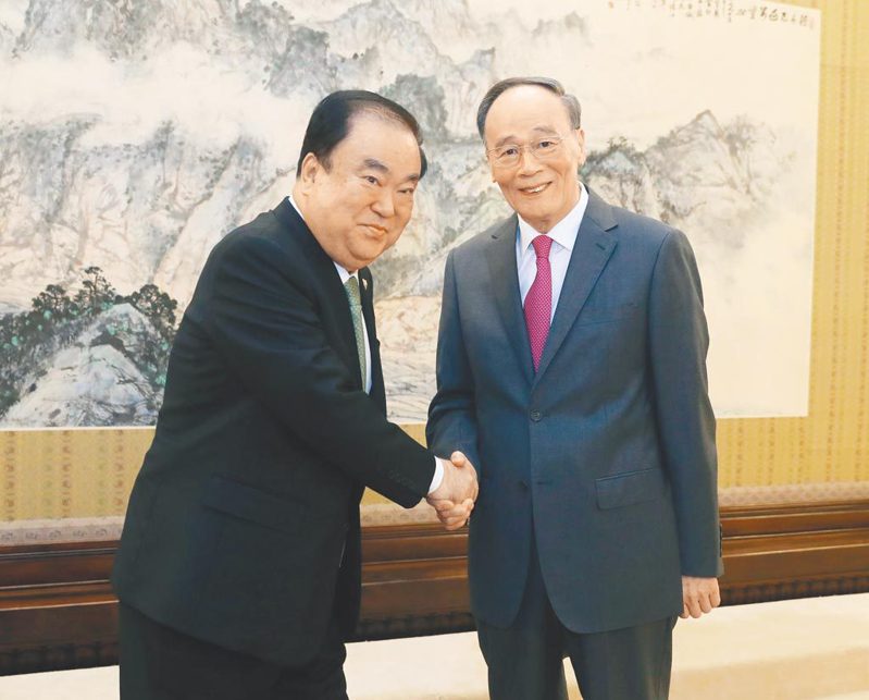 中國派遣國家副主席王岐山（右）出席尹錫悅的南韓總統就職典禮。圖為王岐山2019年在北京會見時任南韓國會議長文喜相。（新華社）