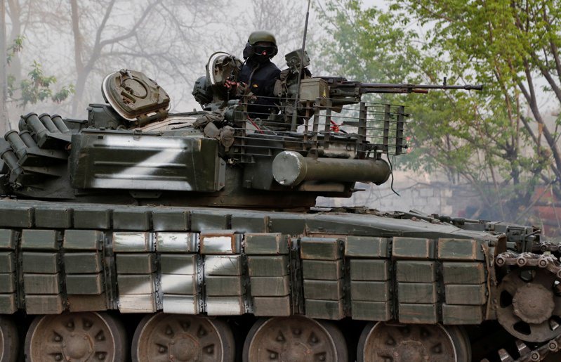 纽约时报报导指美帮助乌克兰瞄准击杀至少12名俄国将军，但白宫官员批纽时标题误导、不负责。图为马立波市区可见俄方坦克正发动攻击。（路透）(photo:UDN)