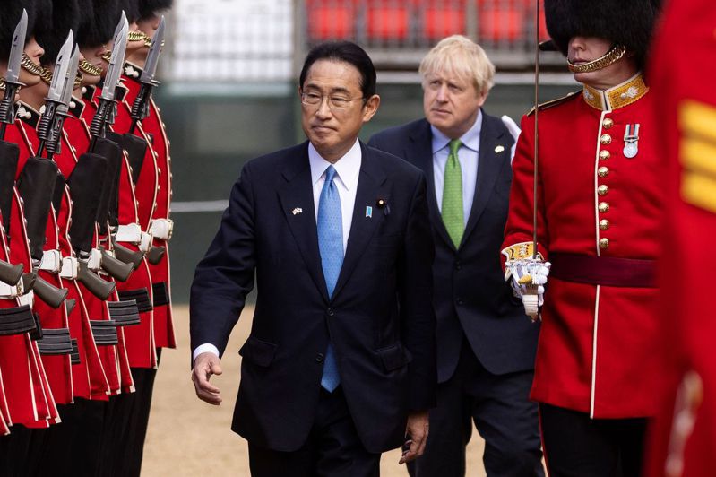 日本首相岸田文雄（前）訪問英國，和英國首相強生檢閱儀仗隊。(Getty Images)