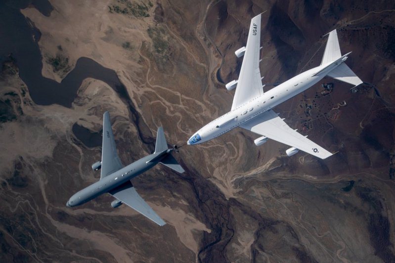 美军公布E-4B（右）的训练画面。(取材自推特)(photo:UDN)