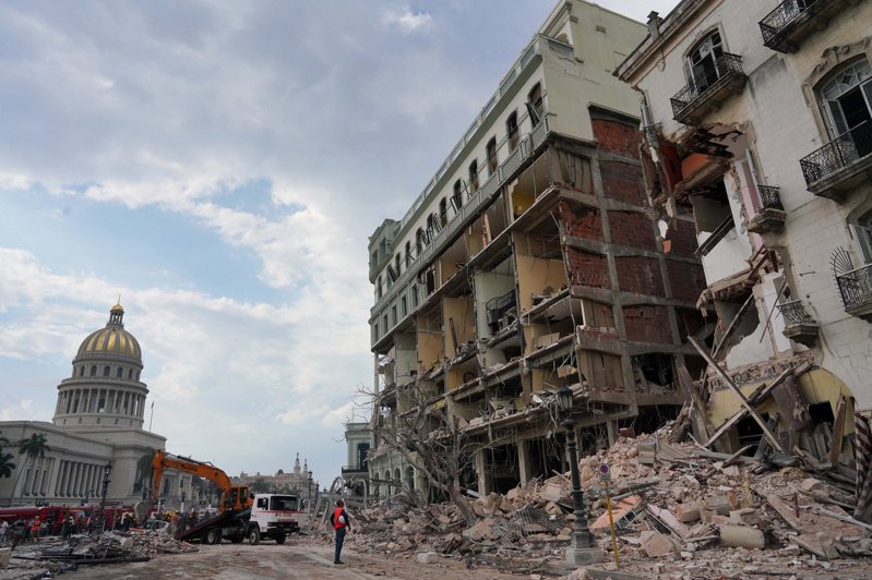古巴哈瓦那的薩拉托加飯店6日驚傳大爆炸，原因疑似是瓦斯外洩。（路透）