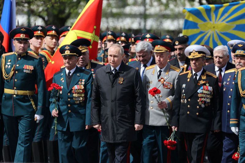 俄国总统普亭(中)9日在莫斯科红场出席庆祝二战战胜纳粹德国的「胜利日」77周年阅兵，并发表演说。(Getty Images)(photo:UDN)