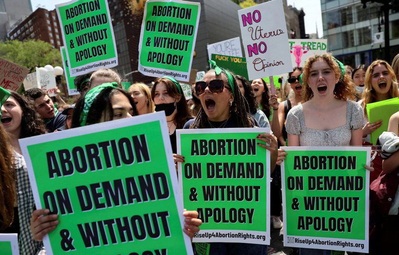 白宮呼籲和平表達意見，譴責攻擊墮胎辦公室的行為。圖為婦女在紐約示威。(路透)