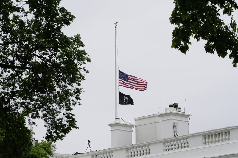 美國新冠死亡人數已超過100萬，白宮降半旗哀悼。（美聯社）