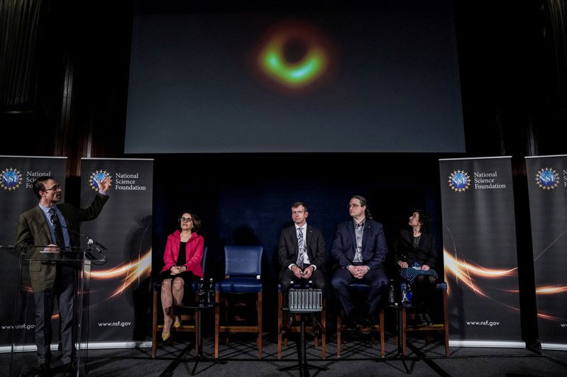 七國80個機構的科學家12日共同發布人類第一次「看到」這個黑洞的影像。(路透)