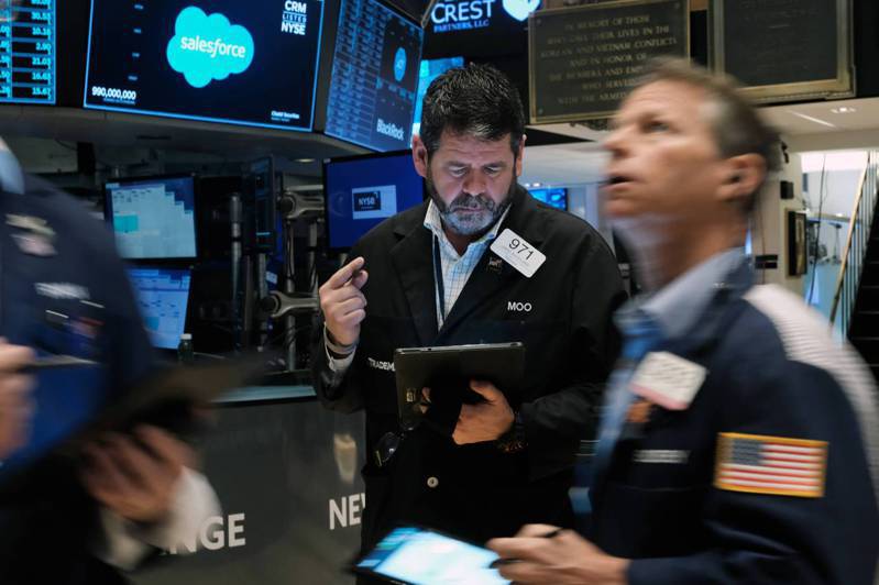 美國股市2020年以來的狂歡似乎將盡，12日持續往今年最低點下探。圖為紐約證交所交易員緊張地盯著屏幕。(Getty Images)