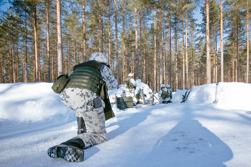 芬蘭守備旅預備役人員參加地方防衛演習時，進行實彈射擊。（路透）