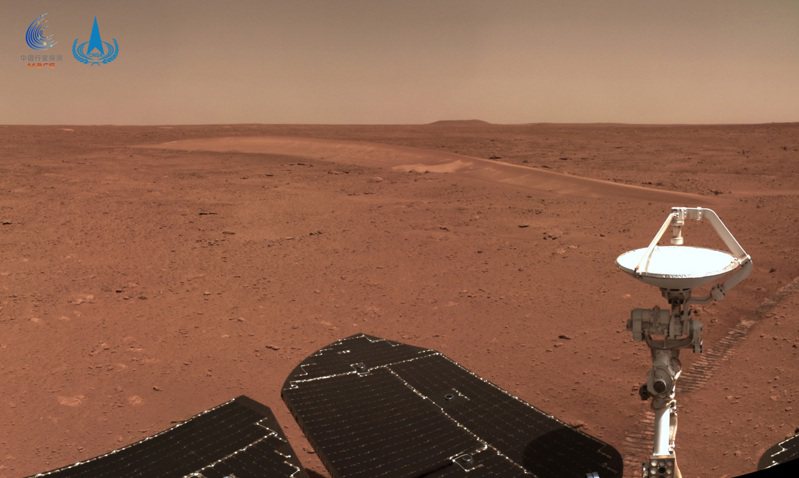「祝融號」火星車在火星上行駛。（中新社）