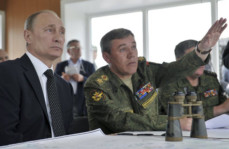 烏克蘭總統顧問說，俄羅斯參謀總長吉拉西莫夫（右）已被俄羅斯總統普亭（左）停職。圖為兩人2013年檔案照。（路透）
