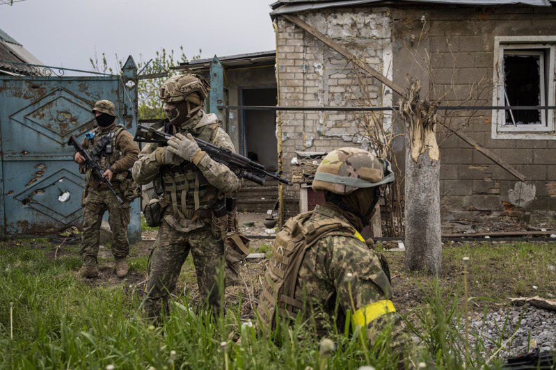 烏克蘭軍人14日在東部哈爾科夫收復的一個村莊執行偵察任務。（美聯社）