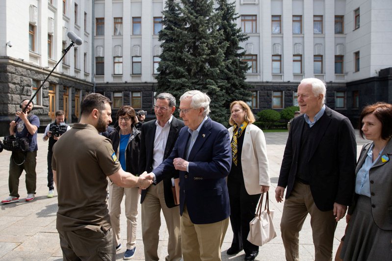 由國會參院少數黨領袖麥康諾(中)率領的共和黨參議員突訪基輔，會見烏克蘭總統澤倫斯基(左)，宣示美國的支持。(路透)