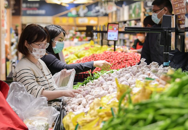 上海宣布16日復商復市，圖為先前上海松江區「防範區」內已恢復營業的超市。（新華社）