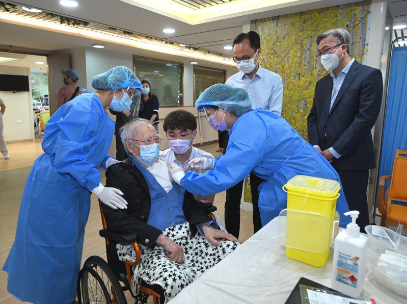 截至今年3月底，香港衛生署共接到89宗接種疫苗後14日內離世的個案。圖為黃大仙一間護養院老人正在接種疫苗。（中新社）