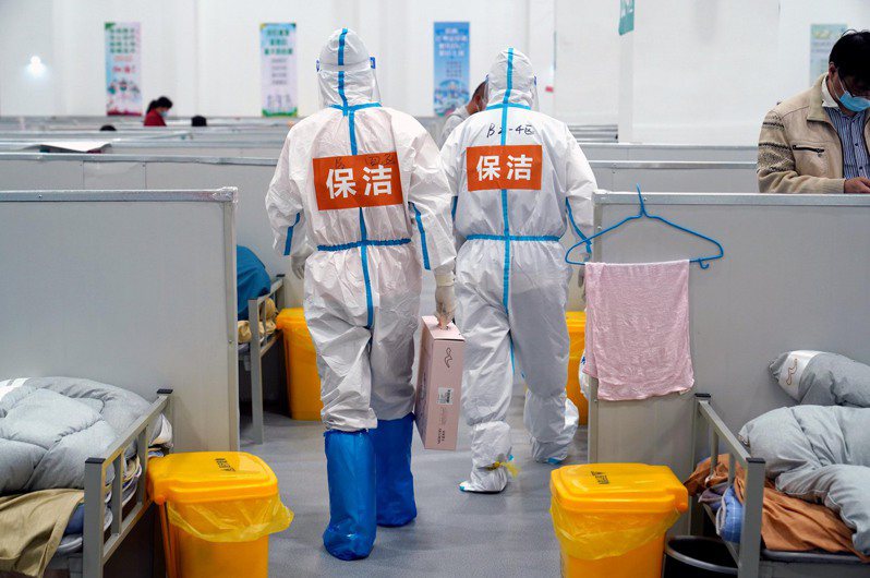 圖為上海臨港方艙醫院保潔人員。（新華社）