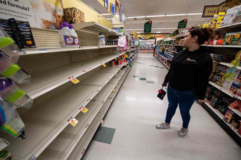 多州商店貨架上的嬰兒配方奶缺貨，甚至已經斷貸。(Getty Images)