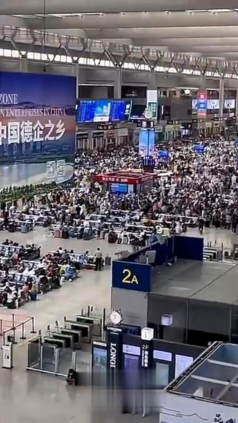 網傳影片顯示，虹橋火車站擠滿要離開上海的民眾。（影片截圖）