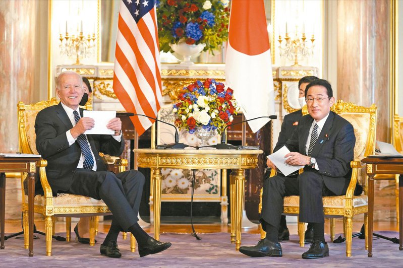 美國總統拜登(左)表示，美國對中國加徵的關稅即將到期，他正在考慮取消這些關稅。（美聯社）