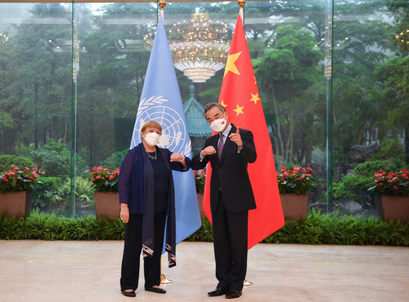 中國國務委員兼外長王毅（右）23日在廣州會見來華訪問的聯合國人權高級專員巴切萊特。（新華社）