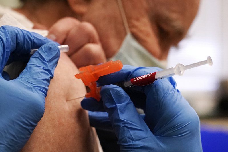 Omicron病毒的四个月感染潮中，65岁及以上民众死亡人数几乎等同于六个月的Delta病毒感染潮。图为麻州一位年长者接种新冠疫苗补强针。美联社(photo:UDN)