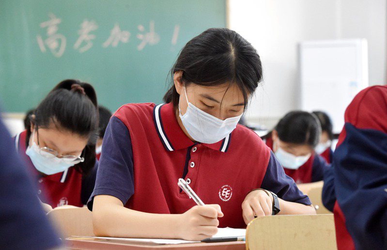 在河北省石家莊市第二十二中學高三年級教學樓，學生認真學習，備戰高考。（新華社）