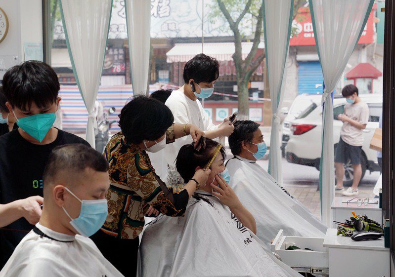 上海6月1日解封這天，最流行的場景叫做「全城理髮」。（新華社）