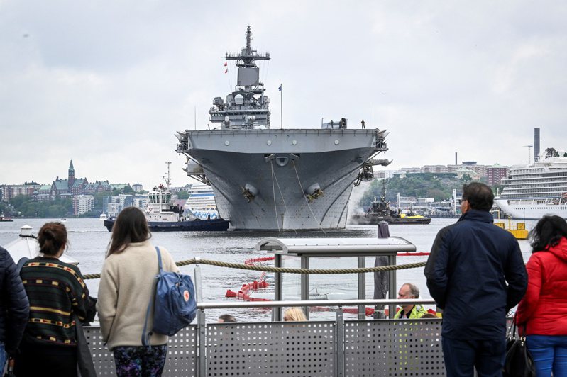 图为民众在围观美国大型两栖攻击舰「基尔沙吉号」。(路透)(photo:UDN)