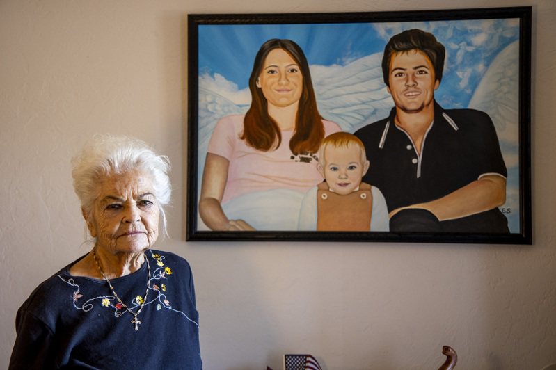 卡薩桑塔身旁是被害的兒子一家三口照片，圖中的女嬰失蹤40餘年後被尋獲。(美聯社)