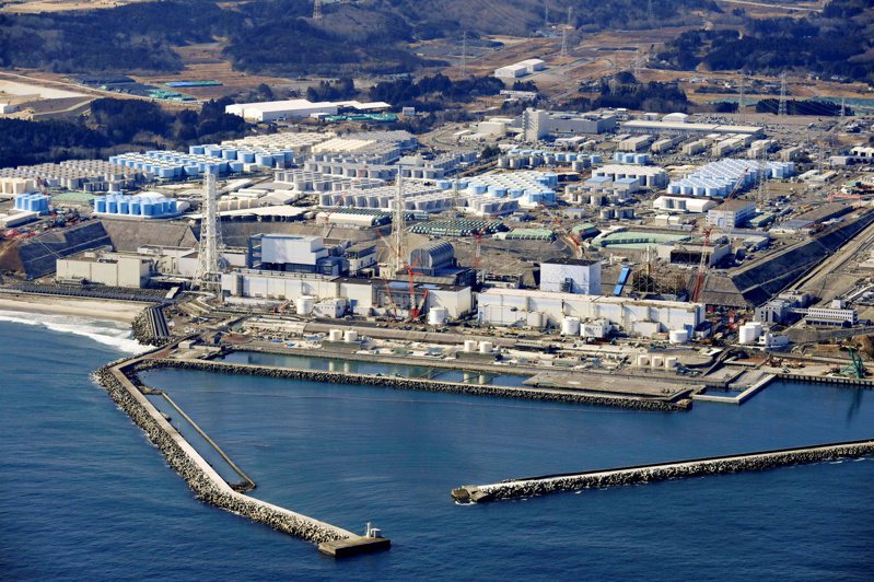 2011年東京電力公司福島第一核電廠發生核子事故後，被日本政府指定為「返家困難區域」的福島縣葛尾村，12日部分地區解除避難指示，並拆除限制出入指示牌。圖為福島第一核電廠今年2022年3月17日的空照圖。(路透)