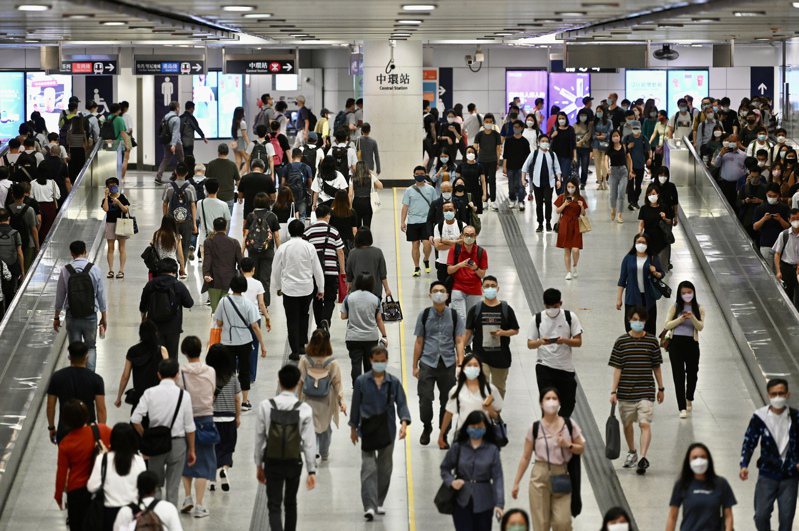 香港特區政府統計處17日發表最新勞動人口統計數字，今年3月至5月的經季節性調整的失業率回落至5.1%。圖為市民下班時間於中環地鐵站出行。（中新社）