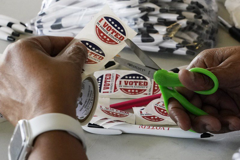 图为密西西比州波顿市一投票站经理7日剪下「我已投票」的贴纸，准备送给参与期中选举初选投票的选民。(美联社)(photo:UDN)