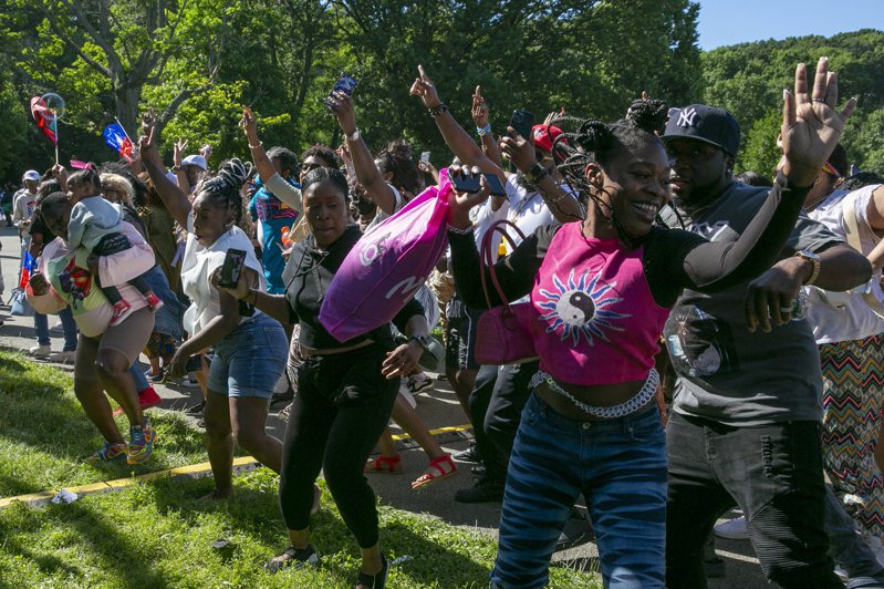 纽约民众19日在布碌崙展望公园载歌载舞庆祝六月节。(欧新社)(photo:UDN)