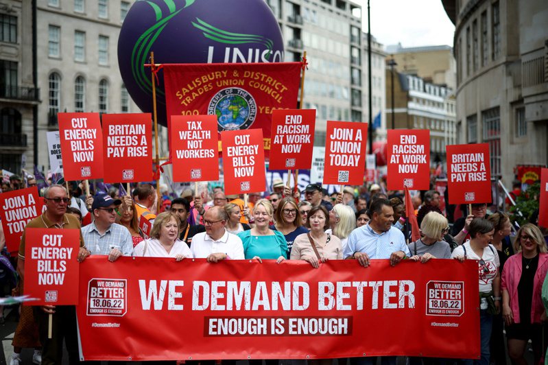 來自全國各地的示威者18日在倫敦參與遊行。（路透）