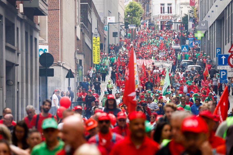 比利時約7萬勞工在首都布魯塞爾走上街頭抗議，要求政府採取行動對付生活成本大增。(路透)