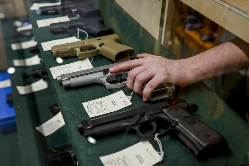 參院快速通過控槍法案。圖為民眾在喬治亞州亞特蘭大市一家槍店選購槍枝。(歐新社)