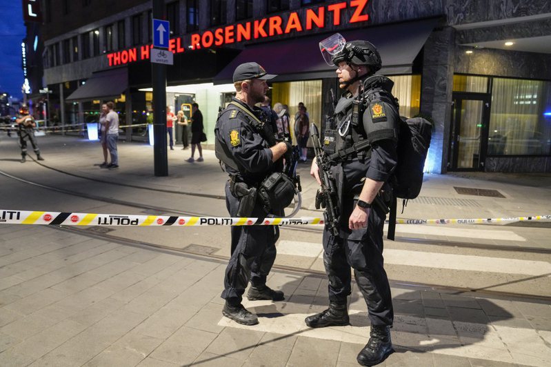 挪威首都奧斯陸一間同志夜店25日凌晨發生槍擊事件，警方封鎖現場調查。（歐新社）
