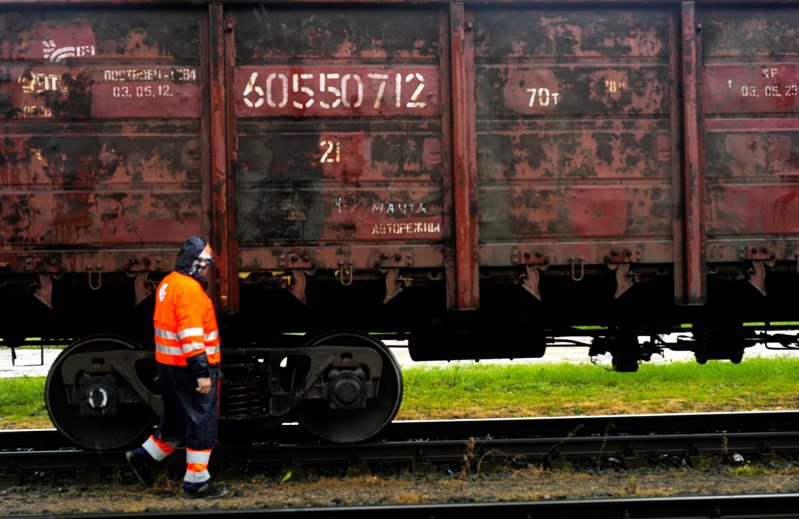 立陶宛鐵路公司的一名專家在基拔太的邊境火車站，檢查來自俄羅斯飛地加里寧格勒的貨運車廂。（路透）