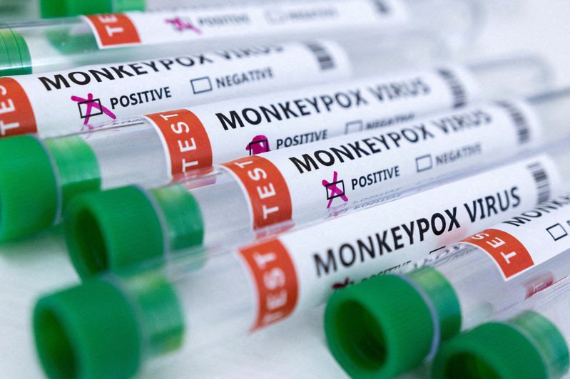 拜登政府22日已宣布擴大猴痘病毒篩檢，但被質疑檢測未落實。（路透）