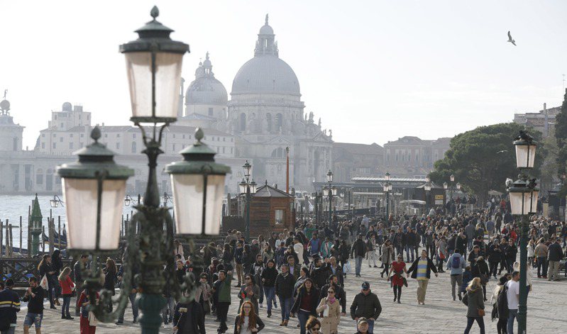 义大利威尼斯市计画征收入城费，控制人潮。图为2016年在市中心漫步的游客。（美联社）(photo:UDN)