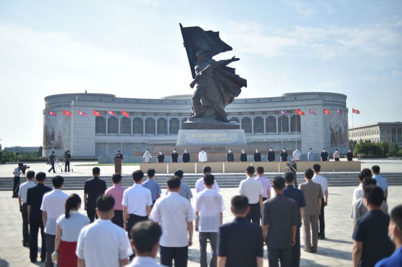 北韓傳狙殺脫北者，還將屍體棄置不理。圖為北韓6月25日公開舉辦反美集會。（Getty Images）