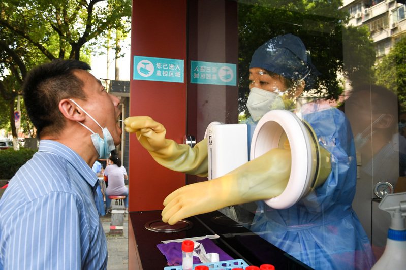 安徽合肥市民1日在街頭的便民核酸採樣屋做核酸檢測。(中新社)