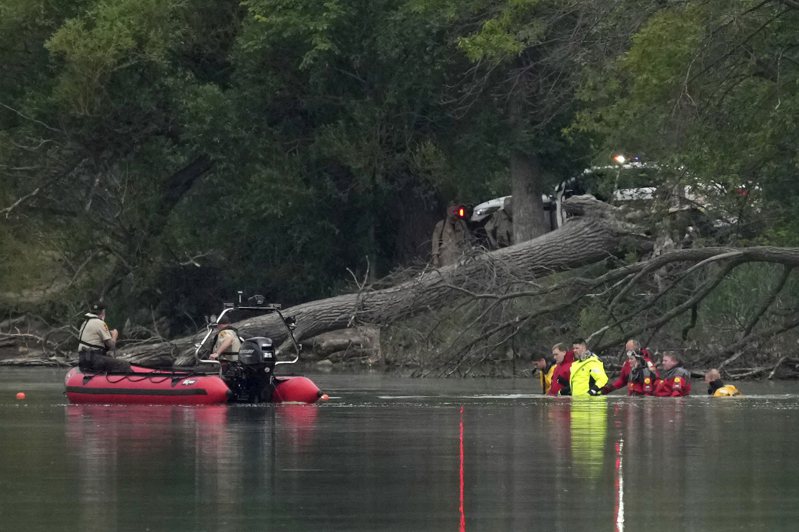 当地警方2日在湖里打捞。(美联社)(photo:UDN)