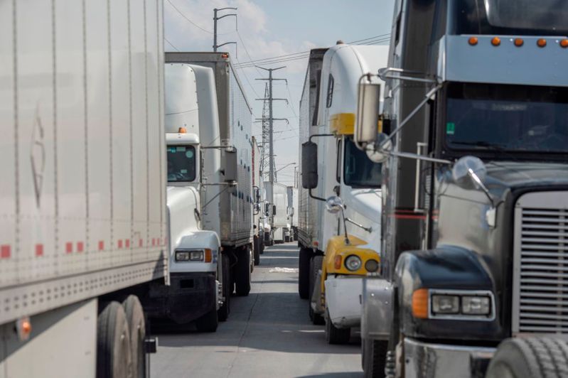 美墨邊界每天通過的車輛眾多，無法嚴查每一輛卡車。(Getty Images)