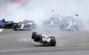 F1／Halo救了我！車被撞飛翻滾上牆 Alfa Romeo中國車手周冠宇死裡逃生