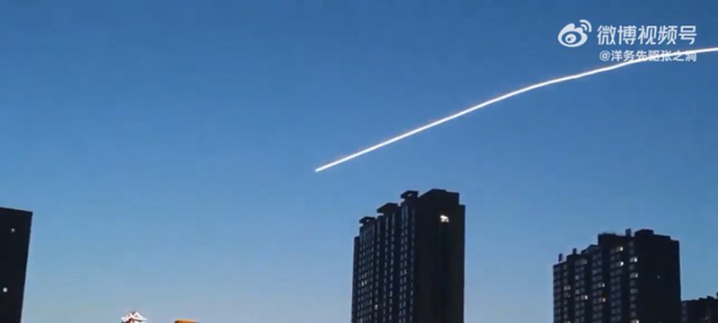 網友在7月3日晚間拍到某神祕物體快速飛過所留下的飛行軌跡。(視頻截圖)