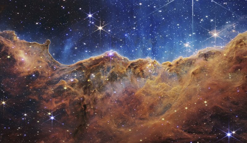 NASA展示的照片顯示，船底座星雲看起來像連綿的山脈上點綴著閃閃星光，它是屬於一個名為NGC 3324的年輕恆星形成區域的邊緣。圖中最高的「尖峰」約有7光年高。（美聯社）