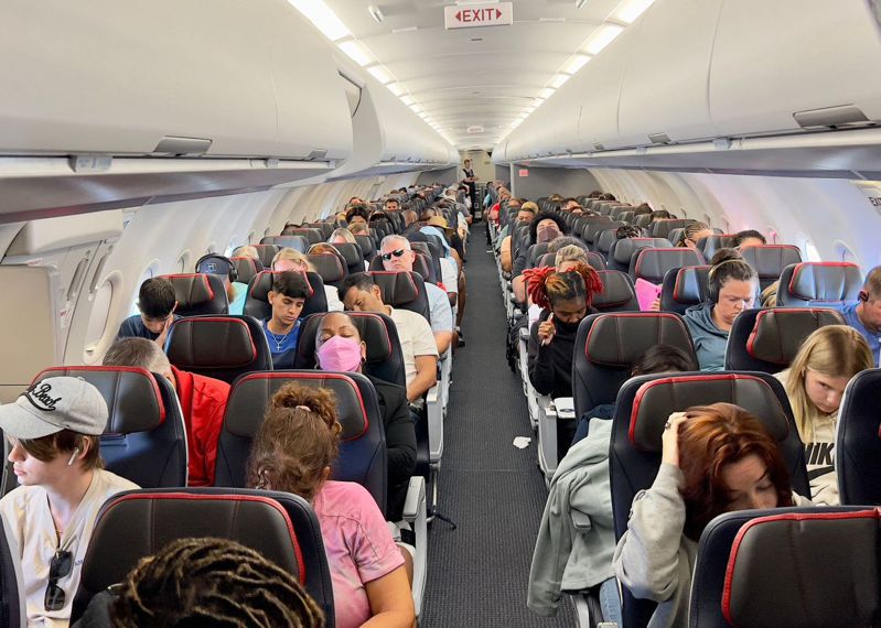 经过连续几个长周末假期的班次混乱与疫情冲击，旅客抱怨不堪。图为7月北卡州飞华府的班机，挤满旅客。(Getty Images)(photo:UDN)
